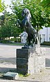 Stadtgarten „Steigendes Pferd“. Entwurf: Prof. v. Graevenitz, Stuttgart; Bronceguss: Franz Burger, Stgt.-Untertürkheim von diesen und Frau Berta Burger geb. Keiss in heimatlicher Verbundenheit den Bürgern Weingartens zugeeignet.