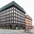 Deutsch: Kontorhaus Chilehaus in Hamburg-Altstadt: Fassade zur Straße Depenau, daneben das Polizeikommissariat 12 am Klingberg. This is a photograph of an architectural monument. It is on the list of cultural monuments of Hamburg, no. 29133.