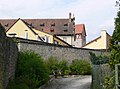 Stadtmauer mit Zehntscheune (das lange Dach links) und Jörgentor (Mitte, im Hintergrund)