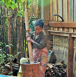 Français : Pounding in Model healthy village, Salavan Province Laos.