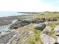 La côte rocheuse à l'ouest de Malachappe ; à l'arrière-plan la pointe de Beg Moc'h.