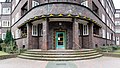 Deutsch: Eingang des Siedlungsbaus Adlerstraße 19 in Hamburg-Barmbek-Nord. This is a photograph of an architectural monument. It is on the list of cultural monuments of Hamburg, no. 21756.