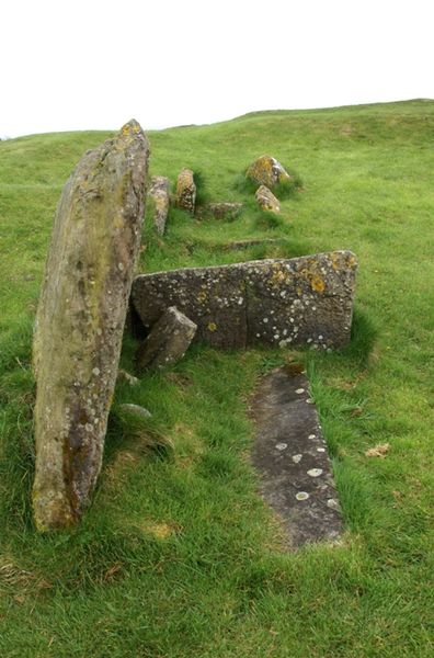 File:Torrylin Cairn 20080425.jpg