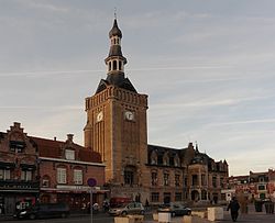 l'Hôtel de ville et le Beffroi. Bailleul