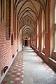 Polski: Krużganek, 1 piętro Deutsch: Teilansicht des Kreuzganges, Obergeschoß, mit Blick auf die Schloßkirche English: Cloister, upper floor