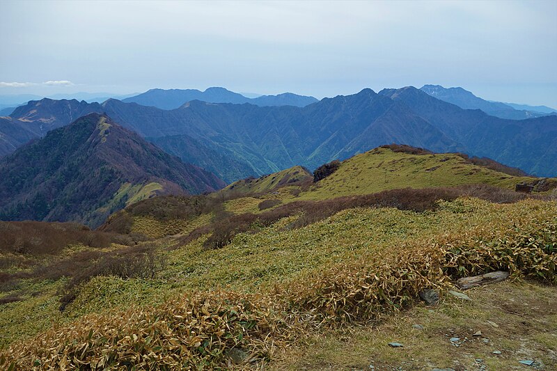 File:笹ヶ峰から伊予富士・寒風山・瓶ヶ森・石鎚山２.jpg