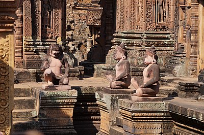 Sculptures des gardiens au sud de Prasat et le mandapa du complexe de Banteay, Srei Siem Reap, Cambodge