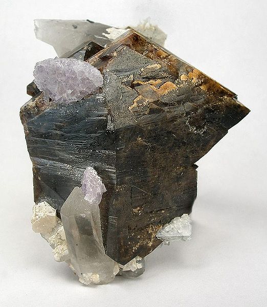 File:Fluorite-Quartz-Scheelite-premu06-01b.jpg