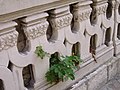 "Hotel-cluny_balustrade.jpg" by User:Nohannic