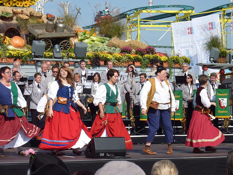 File:Cannstatter Volksfest 2011 Reigen 2.jpg