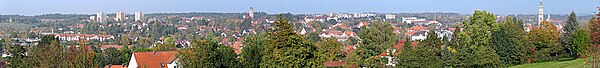 Ortsansicht (gesehen vom Weihenstephaner Berg). In der Bildmitte ist der Freisinger Wasserturm zu sehen. Am rechten Bildrand der Turm der Stadtpfarrkirche St. Georg und dahinter die Pfarrkirche Neustift.