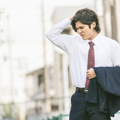 ワキ下のにおいを気にする外回り営業マンの写真