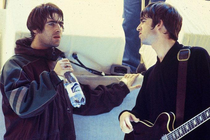 UNITED KINGDOM - JANUARY 26:  WHITE ROOM  Photo of Noel GALLAGHER and Liam GALLAGHER and OASIS, Liam Gallagher and Noel Gallagher, talking on the set of UK TV show  (Photo by Des Willie/Redferns)