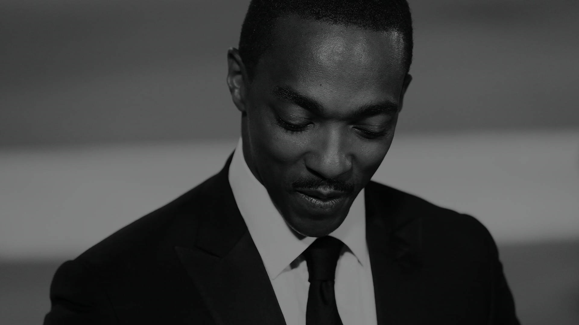 Anthonymackie I Klädd Kostym Wallpaper