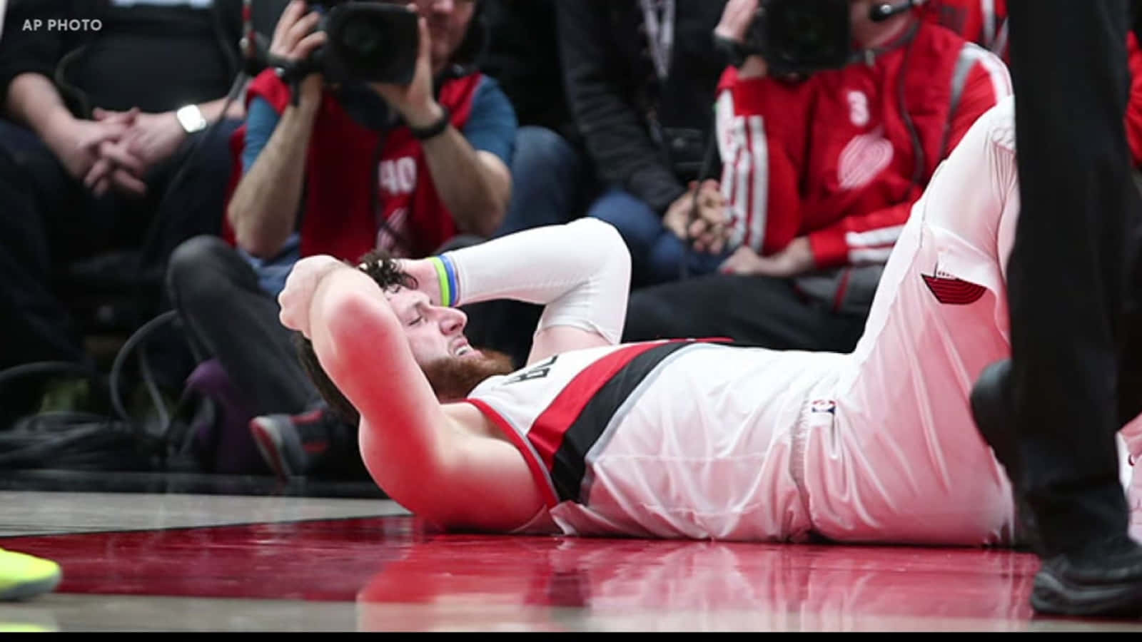 Basketball Player Jusuf Nurkic Injured Leg Wallpaper