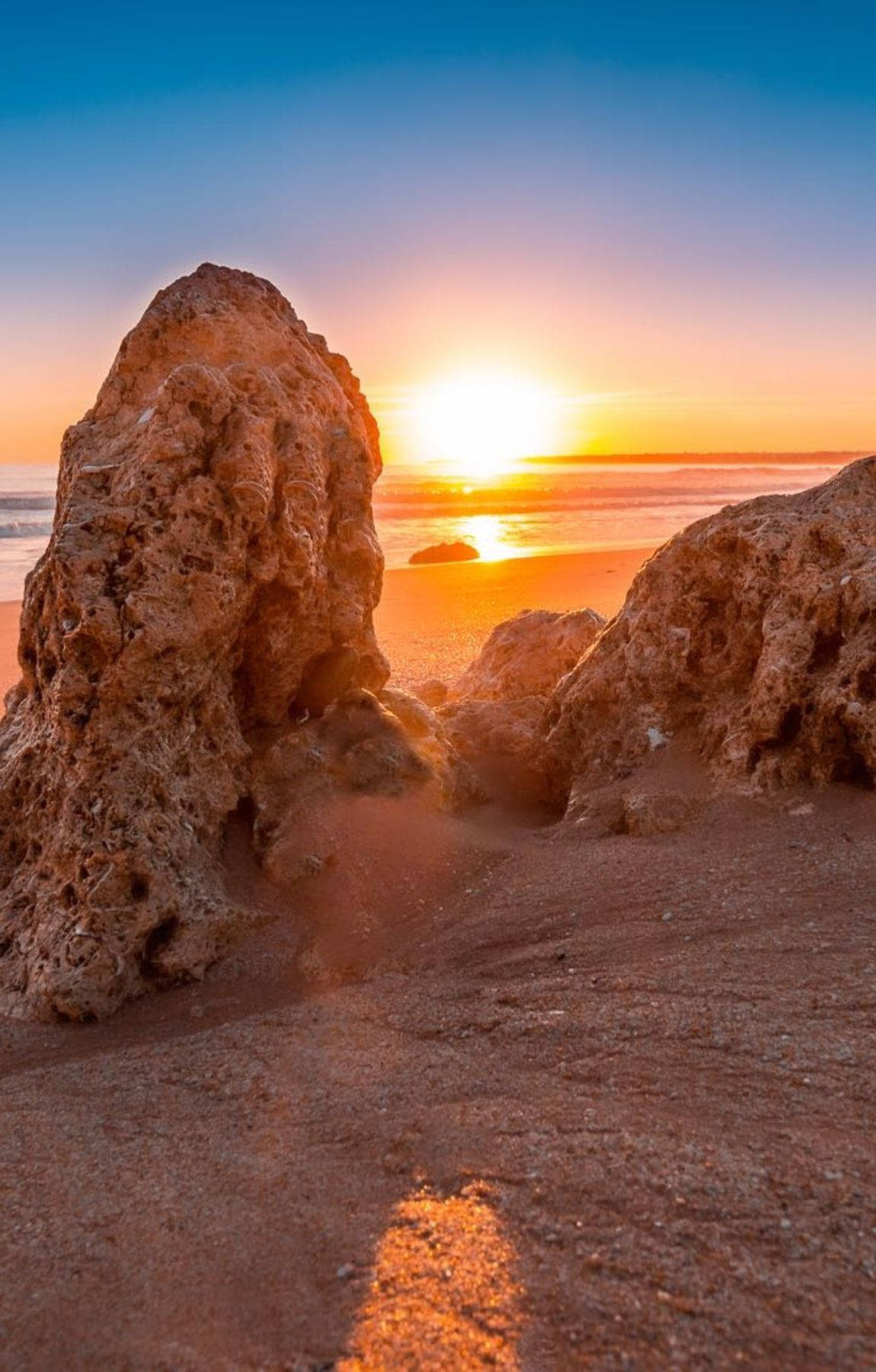 Paisagemde Formação De Rochas Na Praia Durante O Nascer Do Sol. Papel de Parede