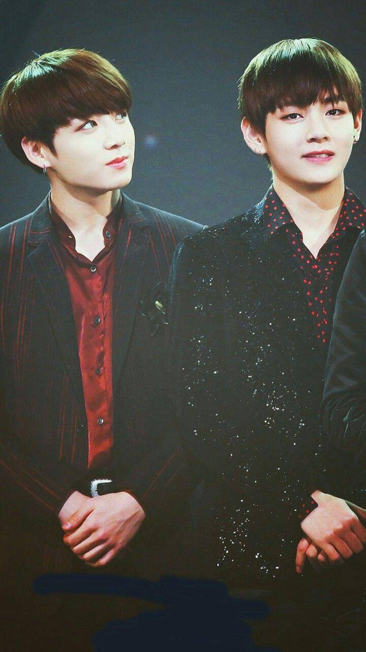 Fundode Tela Preto E Vermelho Com Taekook Do Bts. Papel de Parede