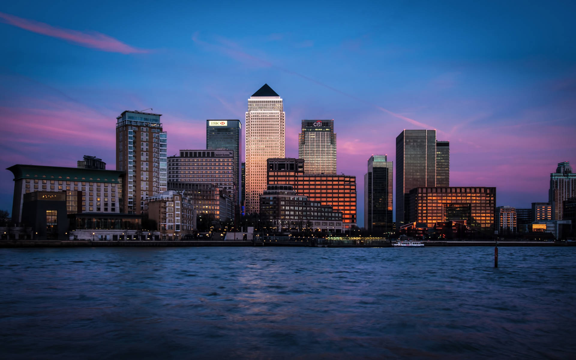 Canary Wharf In England Ist Ein Berühmtes Büro- Und Geschäftsviertel In London. Es Ist Bekannt Für Seine Beeindruckende Skyline Mit Modernen Wolkenkratzern, Die Sich Entlang Der Themse Erstrecken. Das Canary Wharf Geschäftsviertel Ist Ein Wichtiges Finanz- Und Handelszentrum Und Beherbergt Viele Internationale Unternehmen. Es Bietet Eine Fülle Von Beeindruckenden Architektur- Und Fotomotiven, Die Für Computer- Oder Handyhintergründe Perfekt Geeignet Sind. Wallpaper