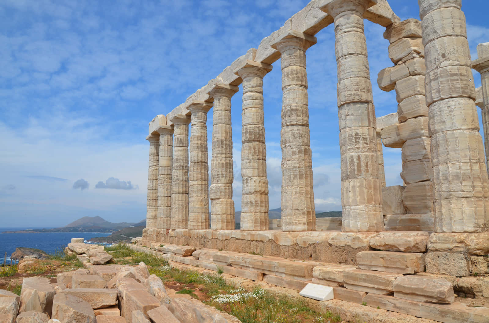 Wolkigerhimmel Über Kap Sounion Wallpaper