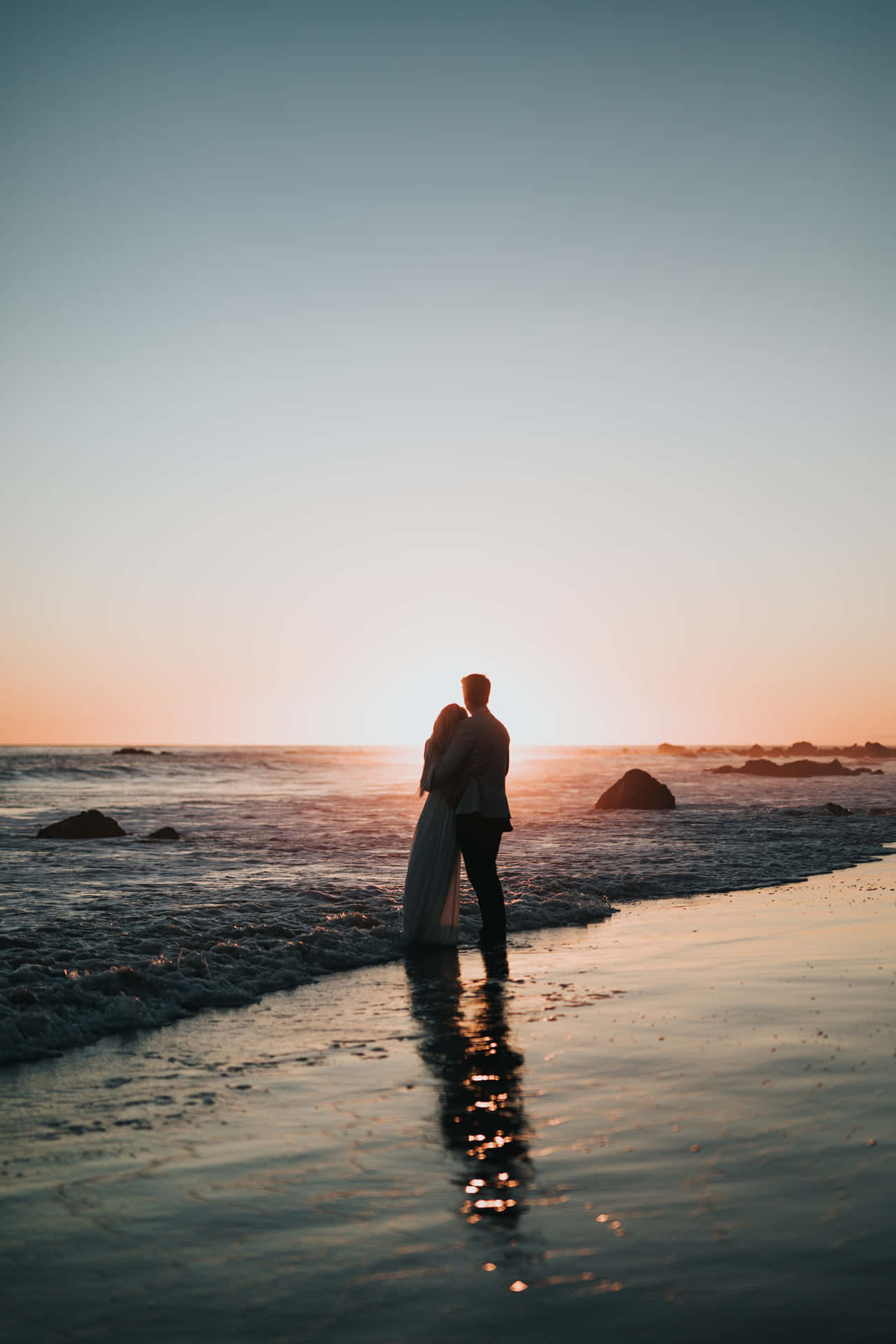 Coppiain Spiaggia Durante Il Tramonto Sfondo