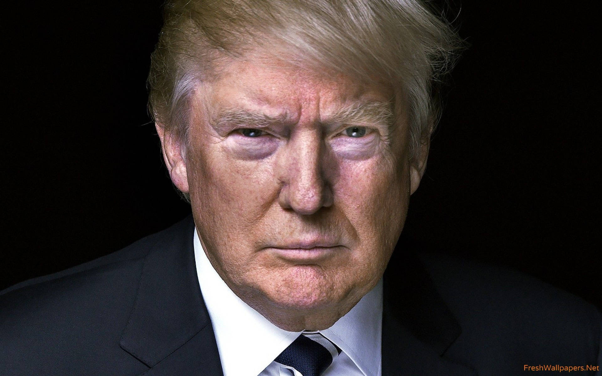 Einenahaufnahme Von Präsident Trump, Der Die Augen Zusammenkneift Wallpaper