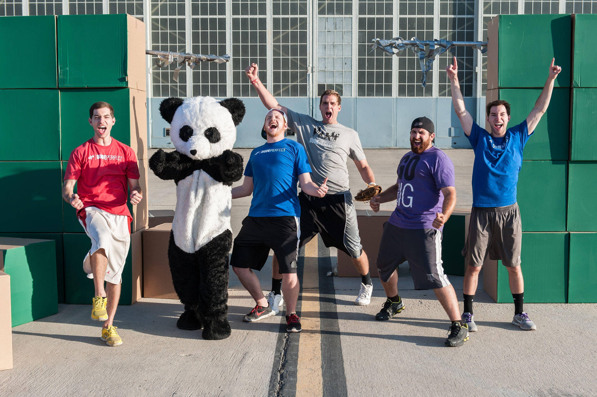 Fotodi Gruppo Nel Magazzino Di Dude Perfect Sfondo