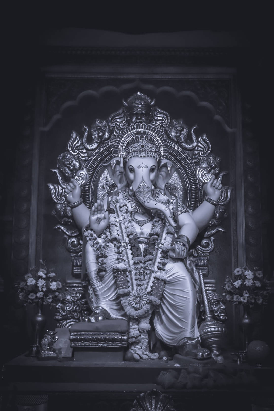 Ganesh Sort Og Hvid Ved Tempel Abstrakt Tapet Wallpaper