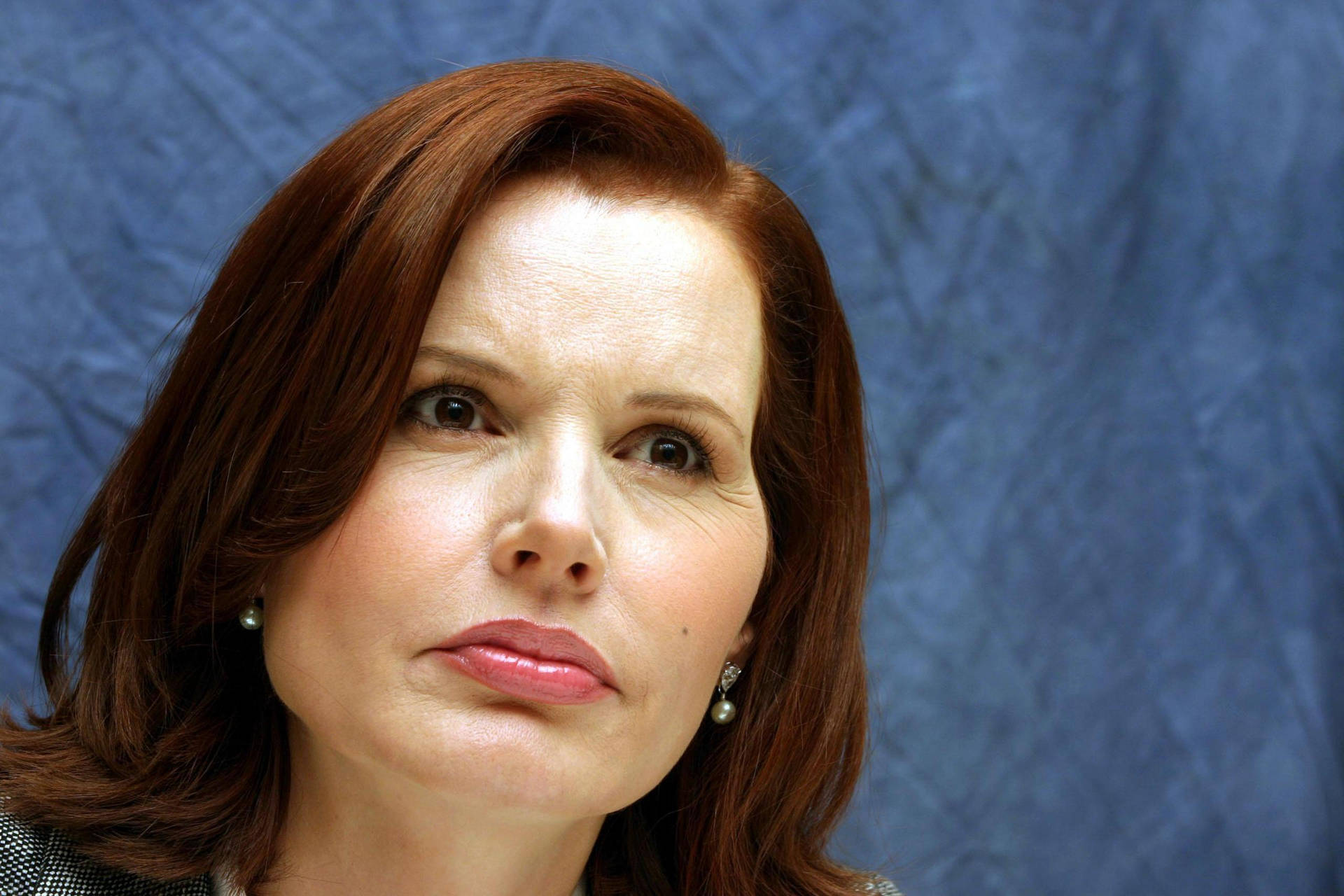 Geenadavis Com Uma Expressão Curiosa. Papel de Parede