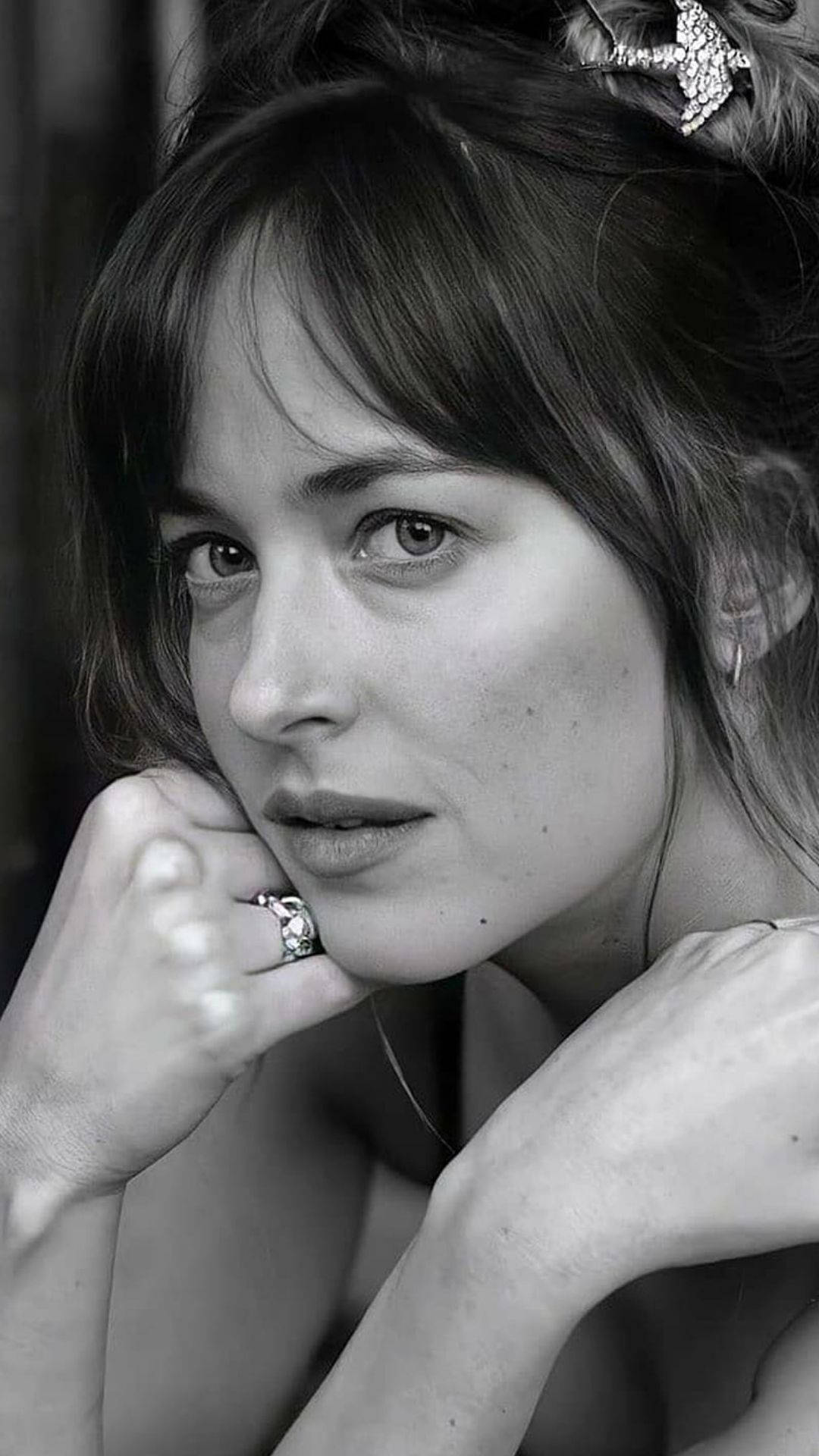 A Atriz Graciosa Dakota Johnson É Uma Escolha Popular Para Papel De Parede De Computador Ou Celular. Papel de Parede