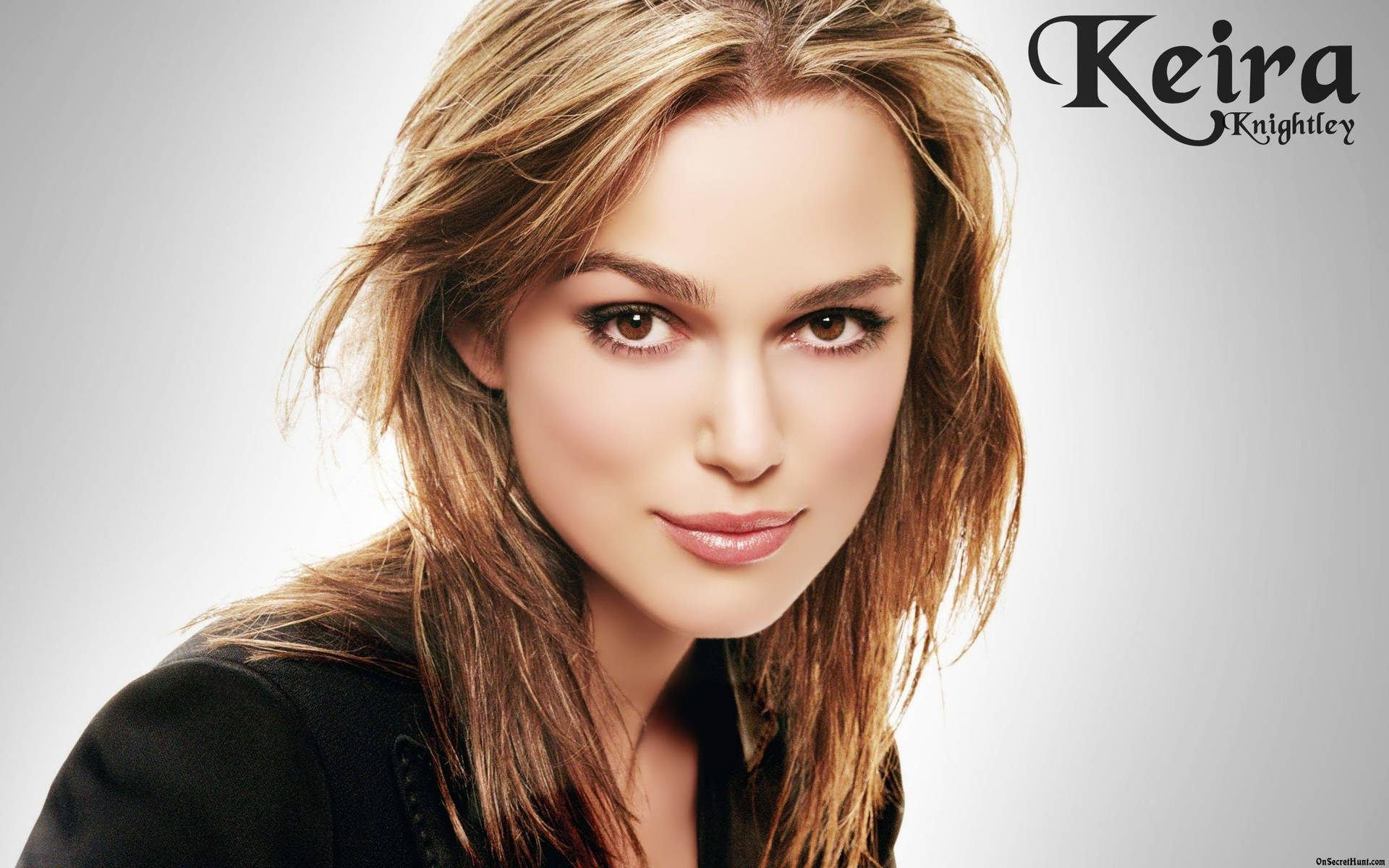 Keira Knightley Celebrity Poster Tapet: Denne glamourøse Keira Knightley Celebrity Poster Tapet vil helt sikkert give et trendy touch til et varmt værelse. Wallpaper