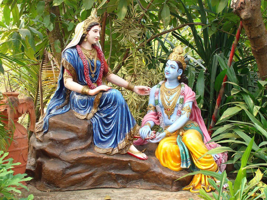 Bildav Krishna Och Radha-statyer I En Skog