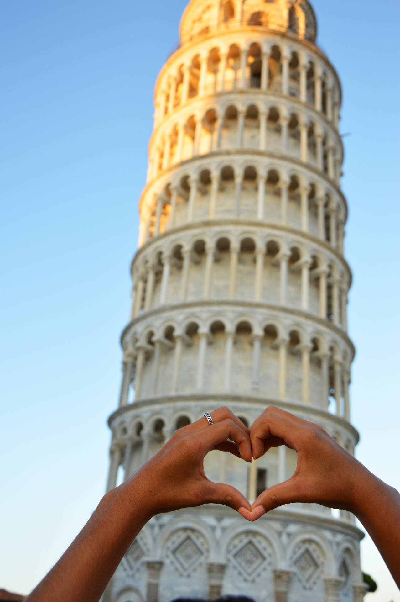 Torre Pendente Di Pisa Mano Cuore Sfondo