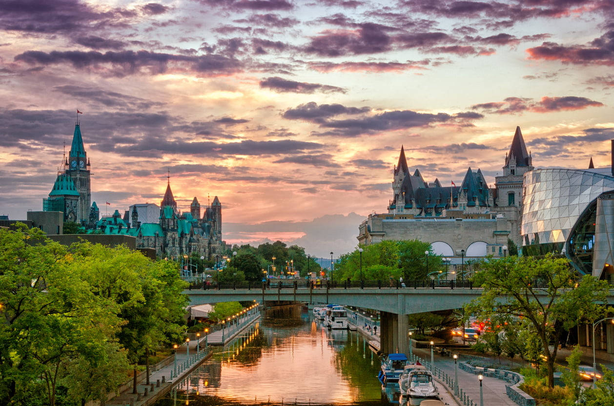 Vackerhorisont Över Rideau Canal I Ottawa. Wallpaper