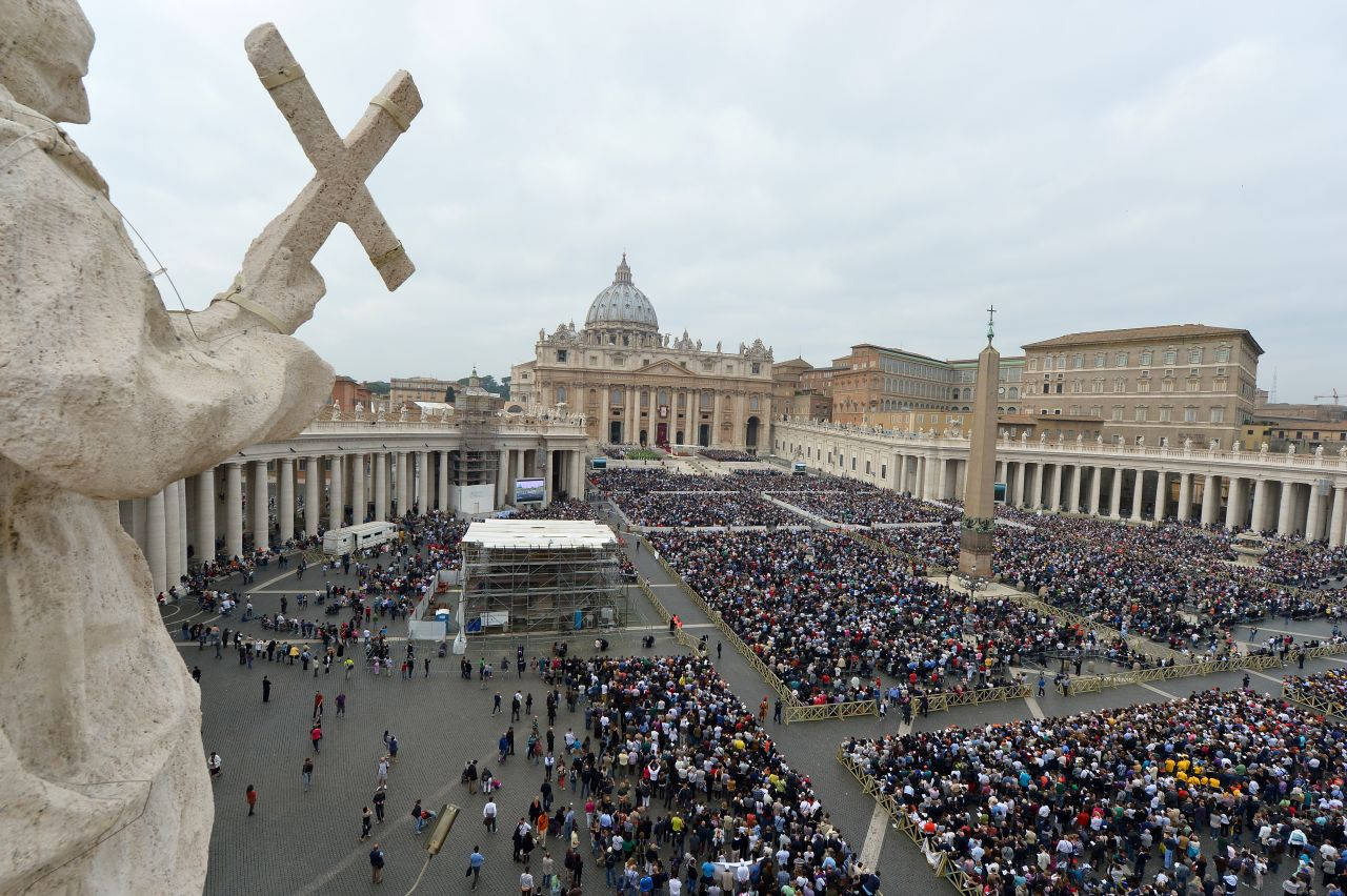 Multidãogigante Na Cidade Do Vaticano. Papel de Parede