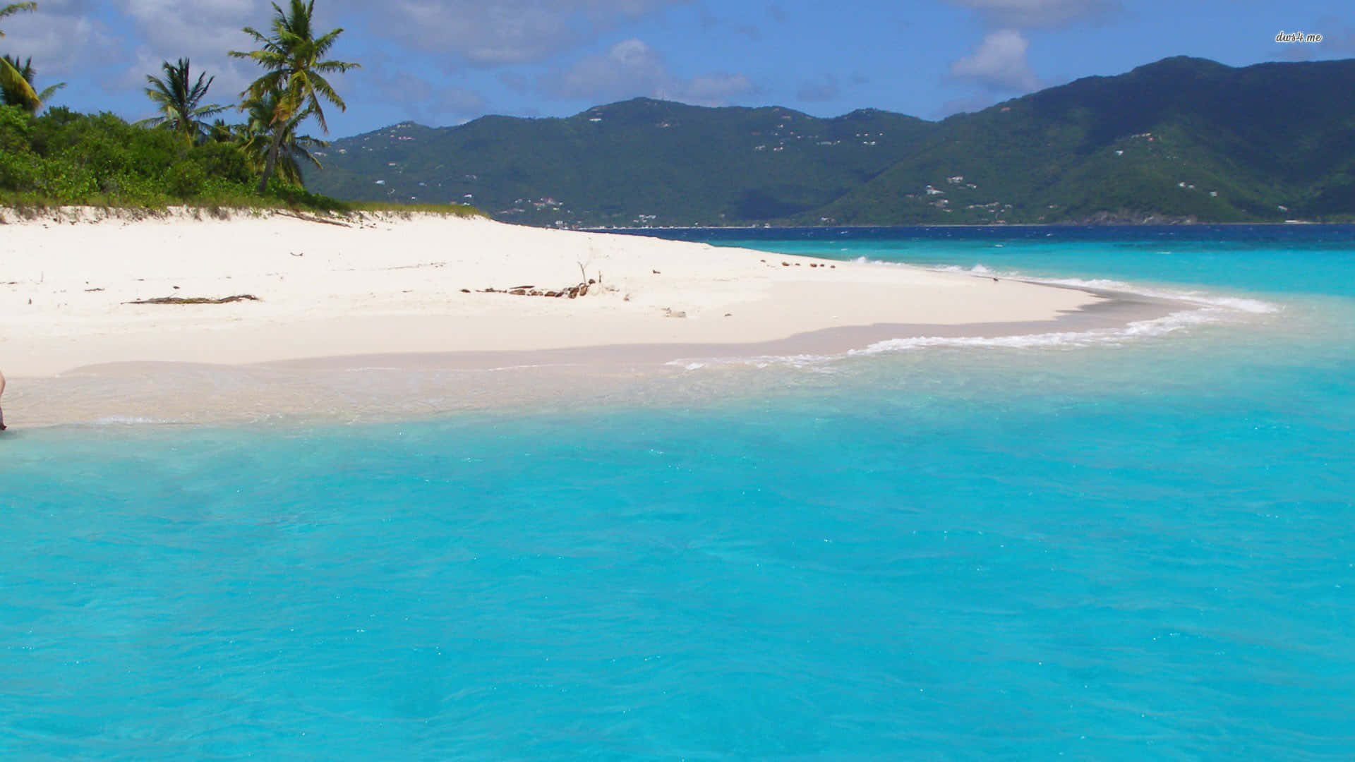 Einweißer Sandstrand Mit Blauem Wasser Wallpaper