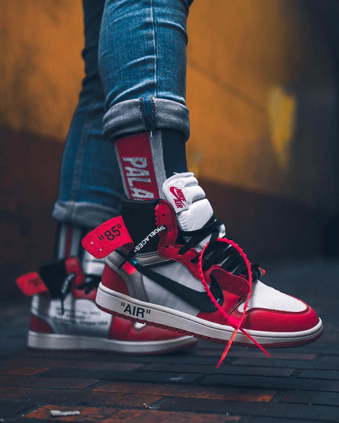 Off-white Jordan 1 Person Jeans Wallpaper