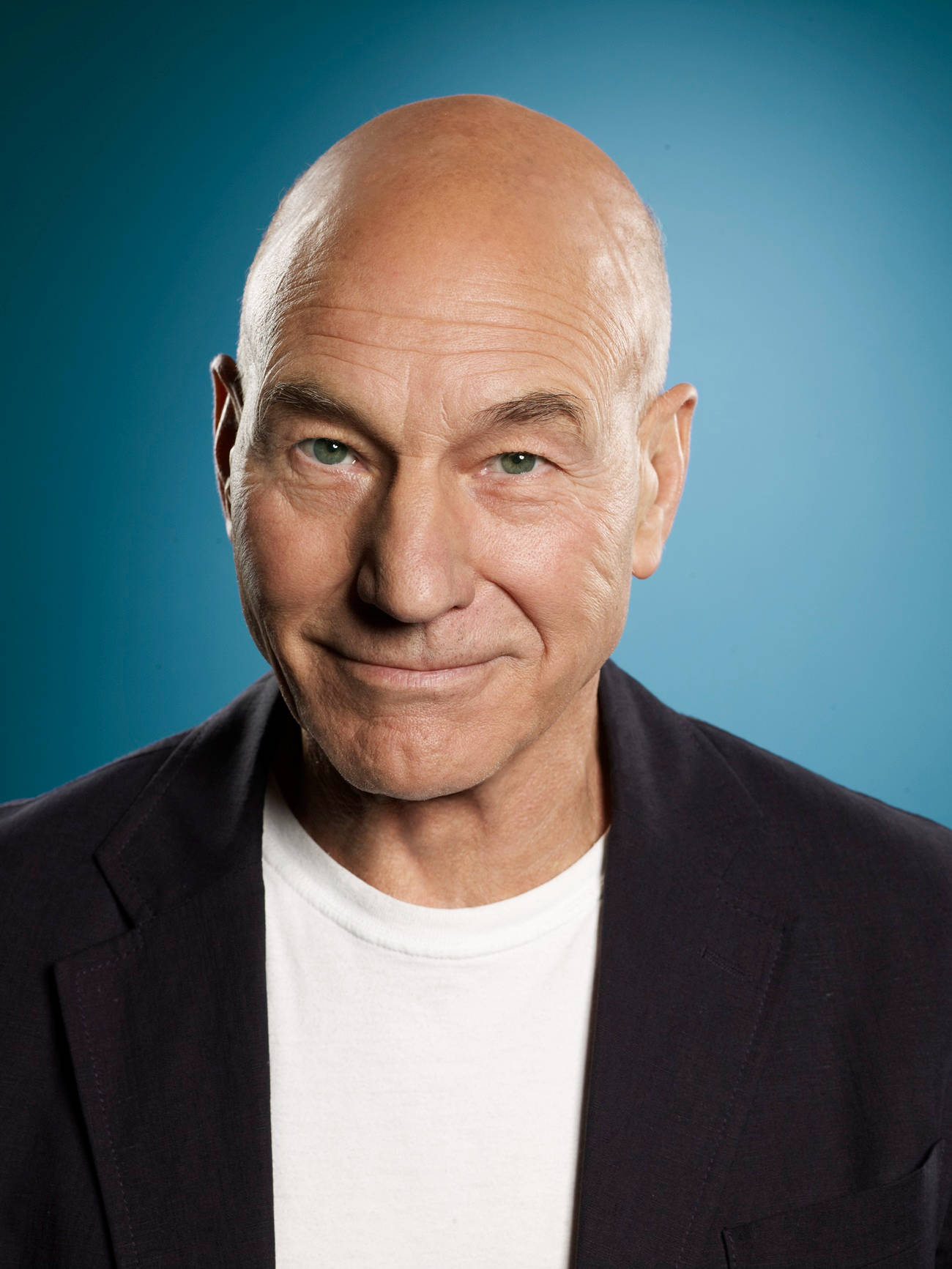 Patrickstewart Em Um Fundo Azul. Papel de Parede