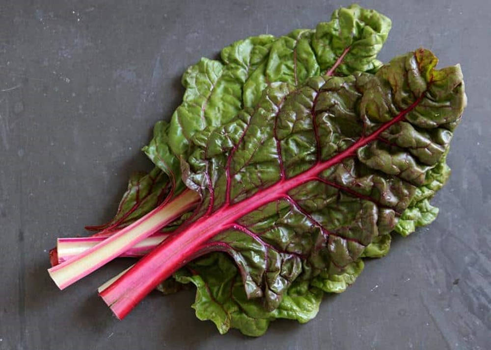 Folhasvermelhas E Brancas De Acelga Suíça Vegetal. Papel de Parede