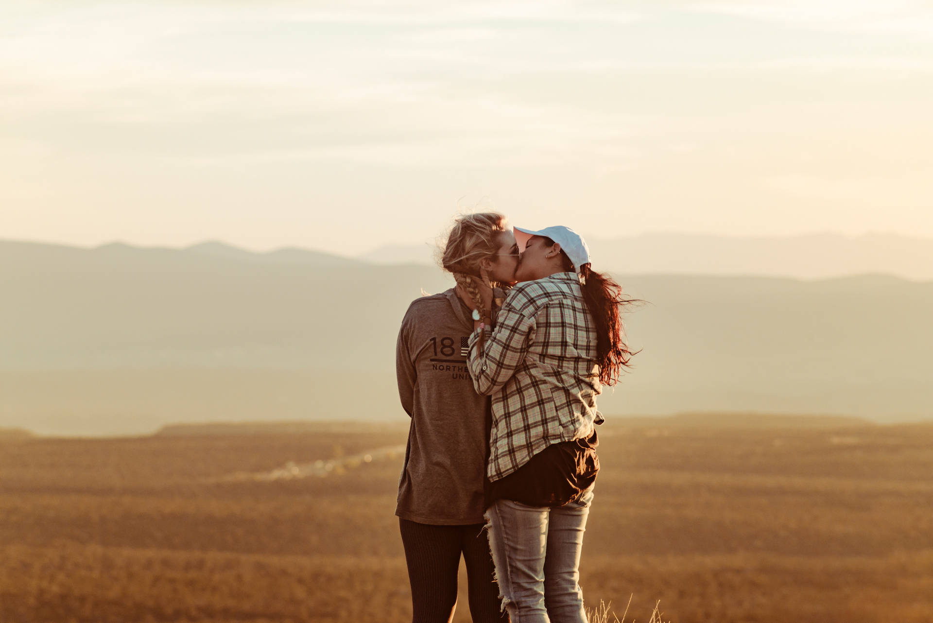 Amore Romantico Bacio In Campo Aperto Sfondo