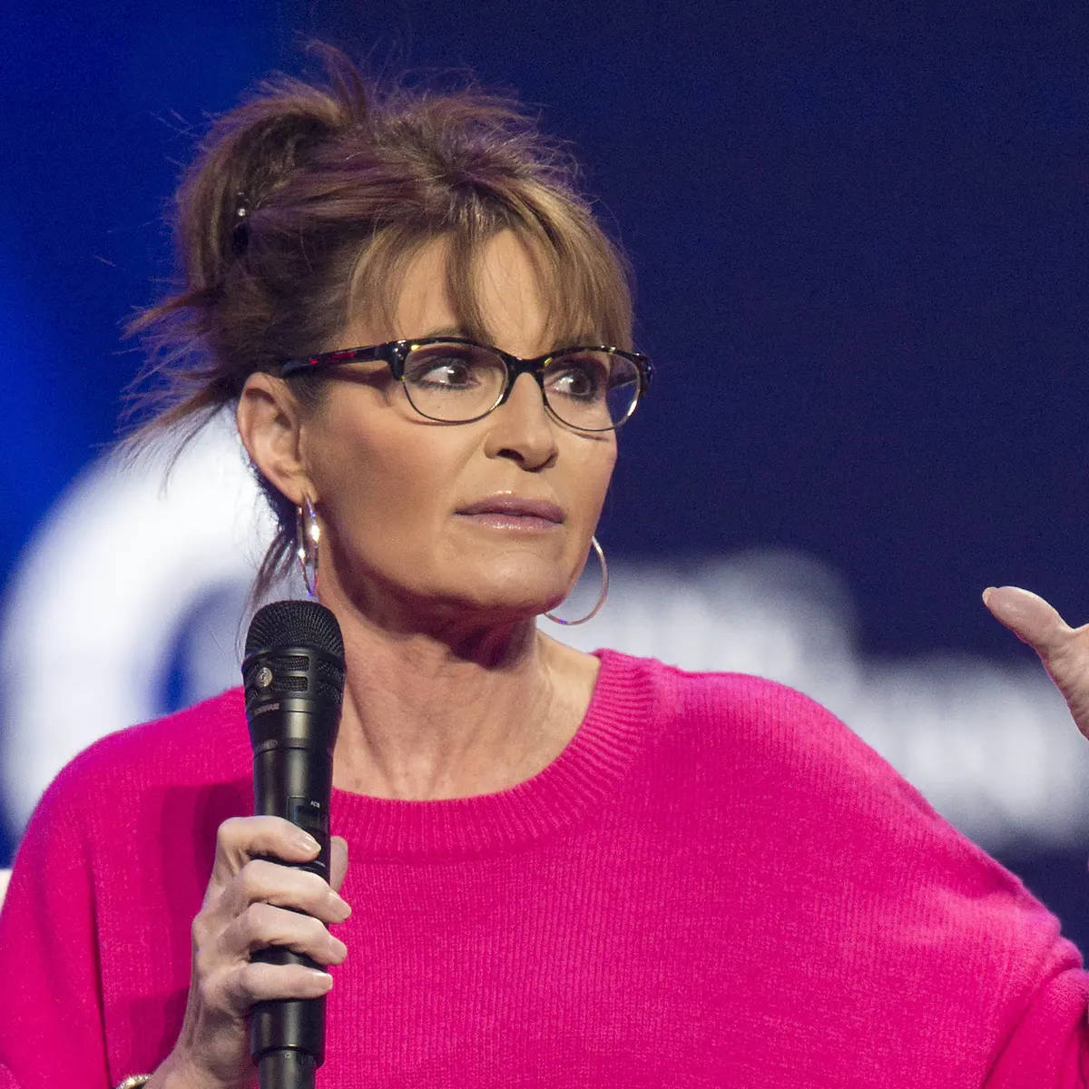 Sarahpalin Usando Un Suéter Rosa Fondo de pantalla