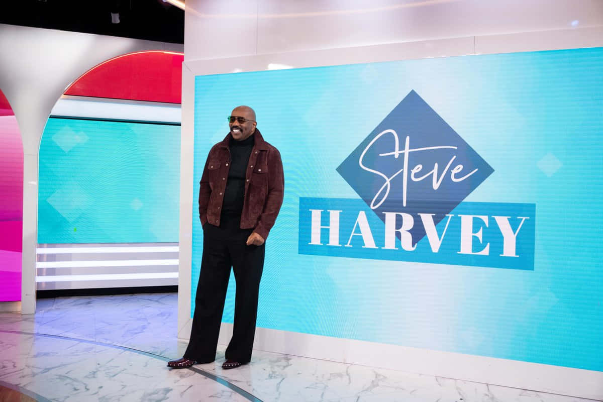 Steveharvey I Brunt Och Svart. Wallpaper