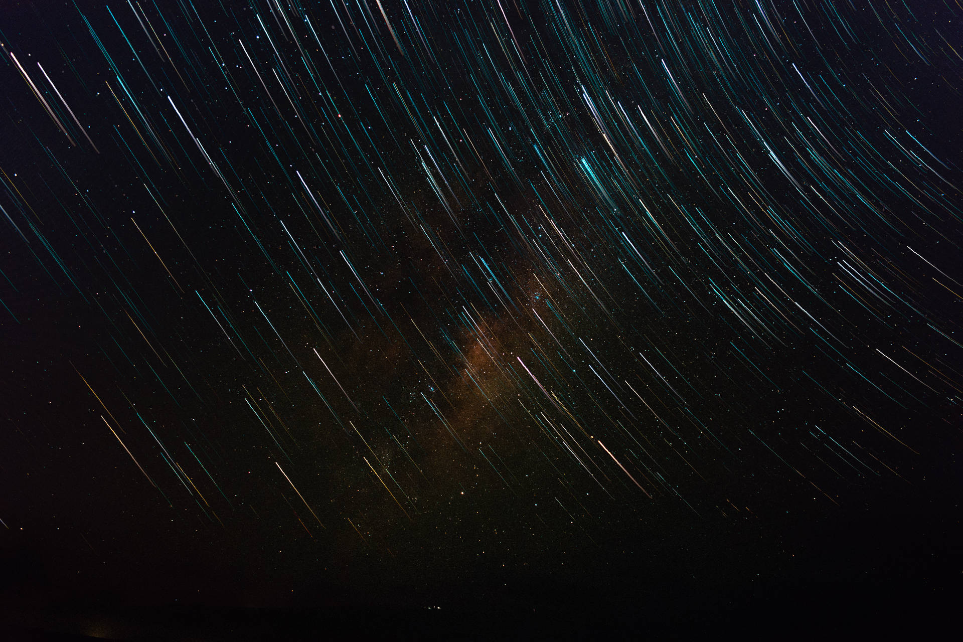 Förundrasöver En Time-lapse Foto Av En Avlägsen Galax. Wallpaper