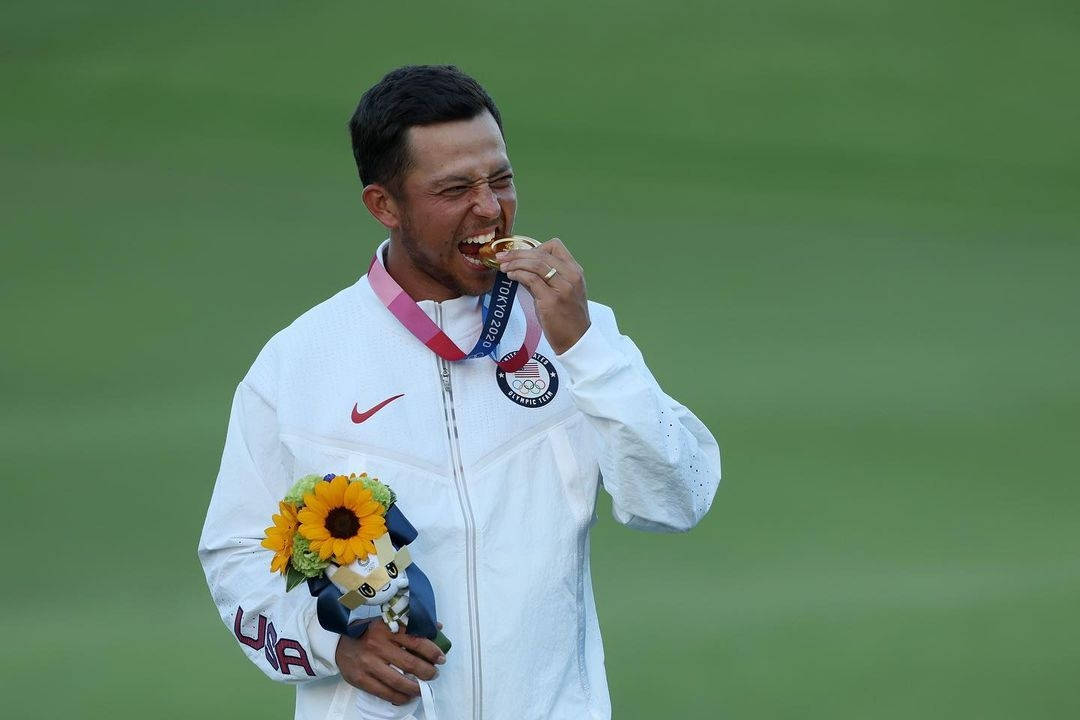 Xanderschauffele Mordendo Uma Medalha. Papel de Parede