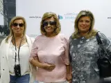 La periodista María Teresa Campos(c) acompañada de sus hijas Terelu y Carmen, a su salida del las Fundación Jiménez Diaz.