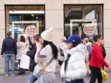 (Foto de ARCHIVO) Un escaparate avisa de los descuentos durante Black Friday, a 24 de noviembre de 2023, en Madrid (España). Este año, la previsión de gasto de los españoles en Black Friday es un 6% mayor del gasto del año pasado. Además de los descuentos en los comercios, con motivo de este día el Ayuntamiento de Madrid ha puesto autobuses gratis en la ciudad para incentivar que los compradores se desplacen en transporte público. Ayer, el día previo a la campaña de rebajas de Black Friday, Bizum y los cajeros automáticos de toda España dieron fallos debido a una caída del sistema de pagos Redsys, la plataforma de pago virtual que actúa como intermediario. Es la segunda vez que esto ocurre, ya que el pasado sábado 18 de noviembre Bizum sufrió su primera caída. Eduardo Parra / Europa Press 24 NOVIEMBRE 2023;BLACK FRIDAY;DESCUENTOS;REBAJAS;PRECIO;RECURSOS;COMPRAS 24/11/2023