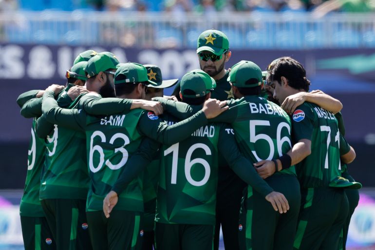 Pakistan players huddle