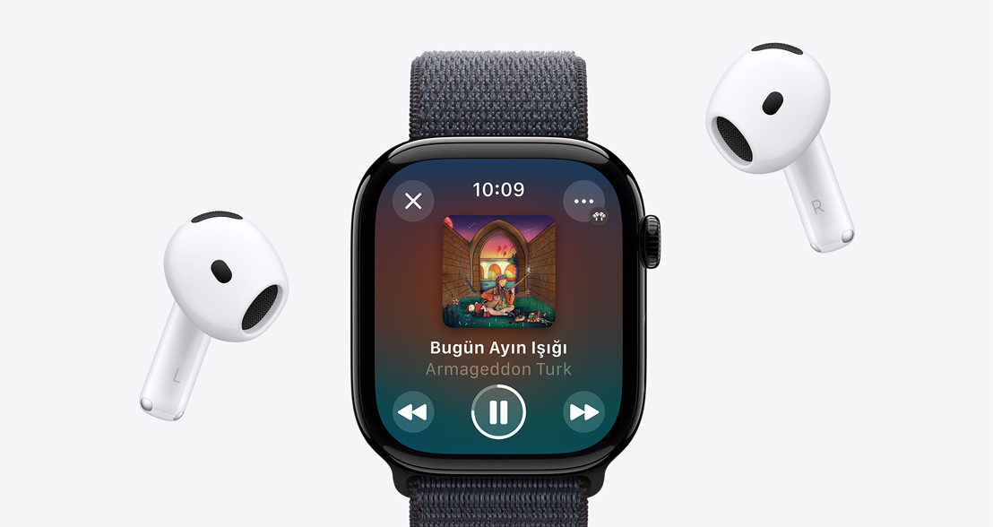 Ekranında Apple Music Çalma Listesi oynatılan Apple Watch Series 10 ve yakınında AirPods 4.