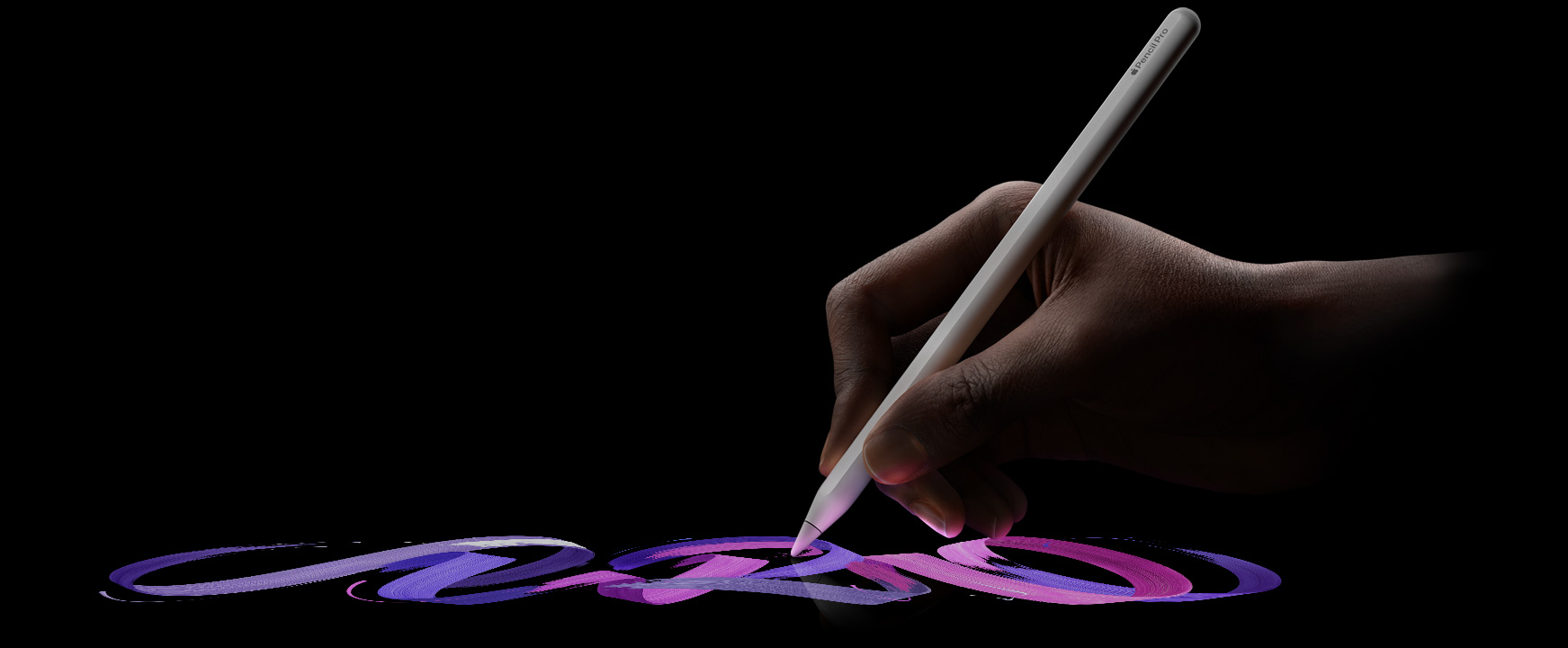 Utilizator folosind Apple Pencil Pro, lăsând o urmă liniară de pensulă în culori vii