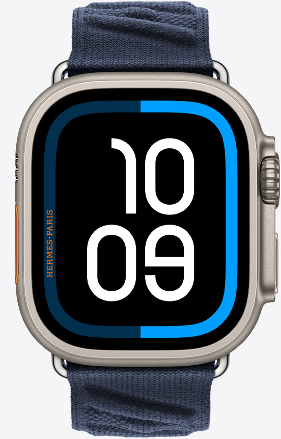 Vista frontal del nuevo Apple Watch Hermès Ultra 2 que muestra las nuevas esfera Maritime y correa En Mer color Bleu Nuit (azul).