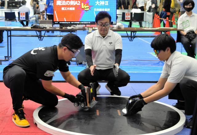 全日本ロボット相撲大会2024九州予選会に出場した福岡工大城東の太田志部長（左）=2024年10月27日、福岡市東区、前田伸也撮影